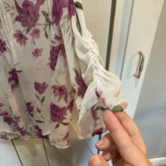 Torrid WHITE FLORAL CHIFFON PINTUCK BLOUSE 3x - Picture 4 of 12